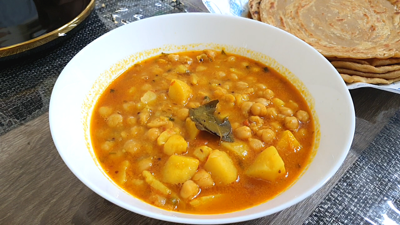 Lahori Nashta – Aloo Cholay