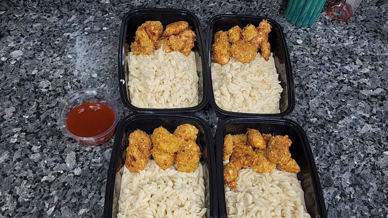 Picnic Box – Mac n Cheese with Spicy Honey Crispy Chicken – Picnic Box